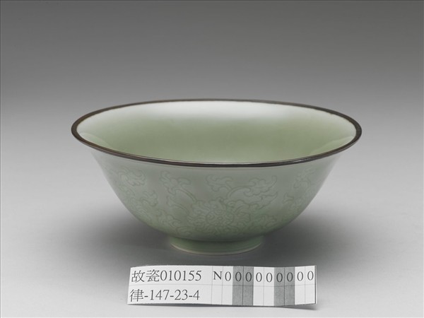 冬青釉花卉紋碗