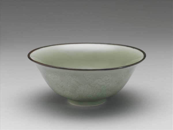 冬青釉花卉紋碗