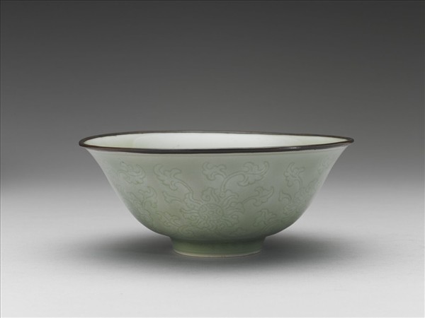 冬青釉花卉紋碗