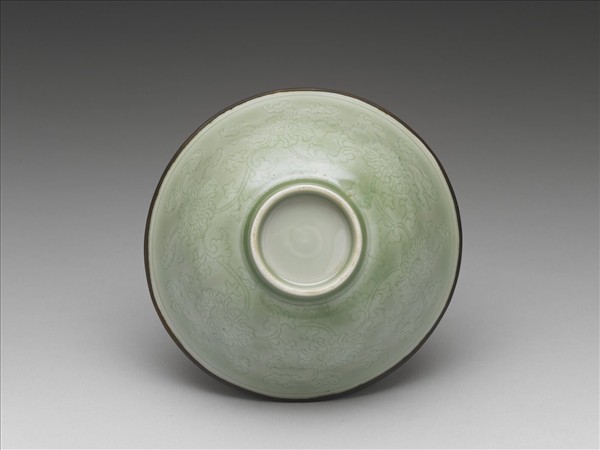 冬青釉花卉紋碗