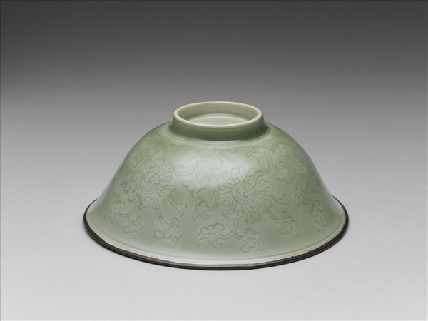 冬青釉花卉紋碗