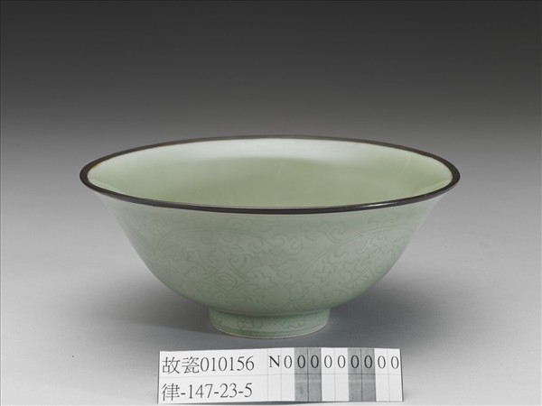 冬青釉花卉紋碗