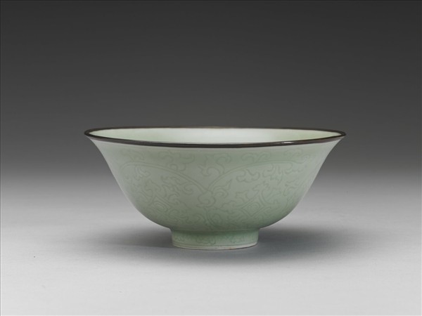 冬青釉花卉紋碗