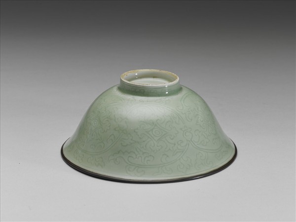 冬青釉花卉紋碗