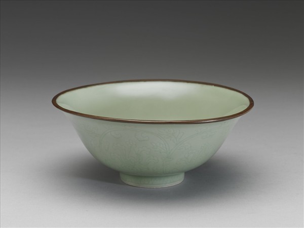 冬青釉花卉紋碗