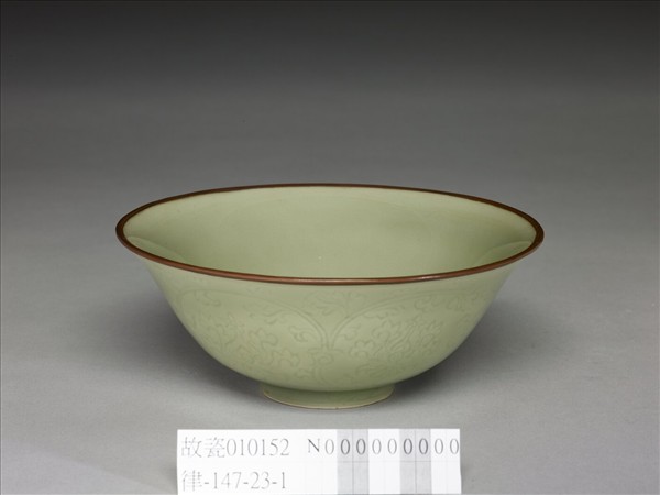 冬青釉花卉紋碗