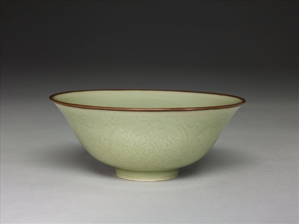 冬青釉花卉紋碗
