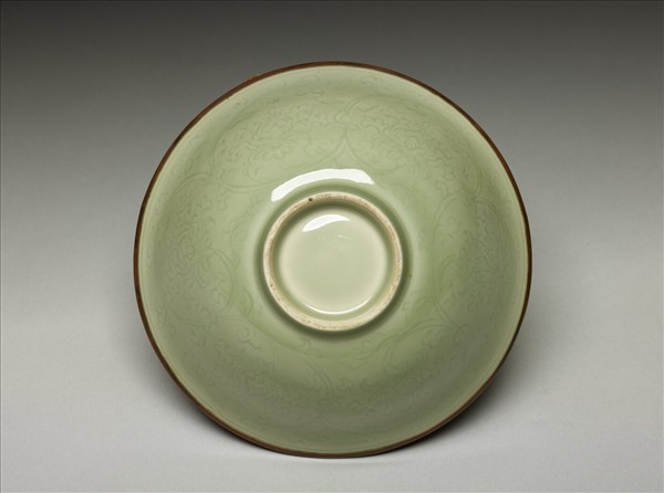 冬青釉花卉紋碗