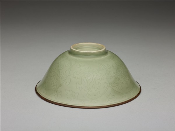 冬青釉花卉紋碗