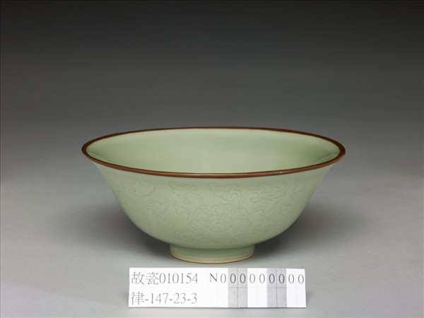 冬青釉花卉紋碗