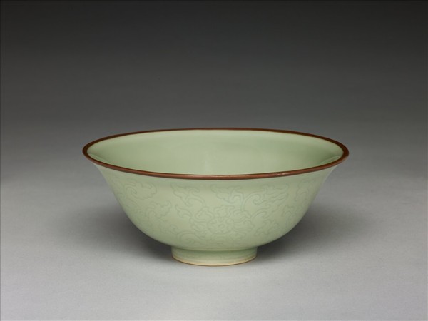 冬青釉花卉紋碗