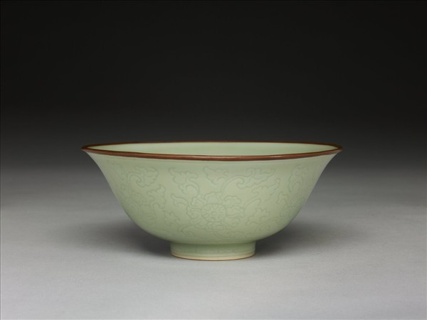 冬青釉花卉紋碗