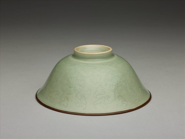 冬青釉花卉紋碗