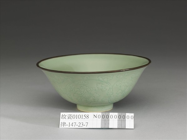 冬青釉花卉紋碗