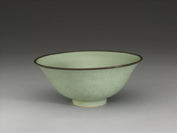 冬青釉花卉紋碗
