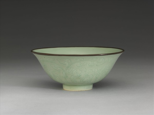 冬青釉花卉紋碗