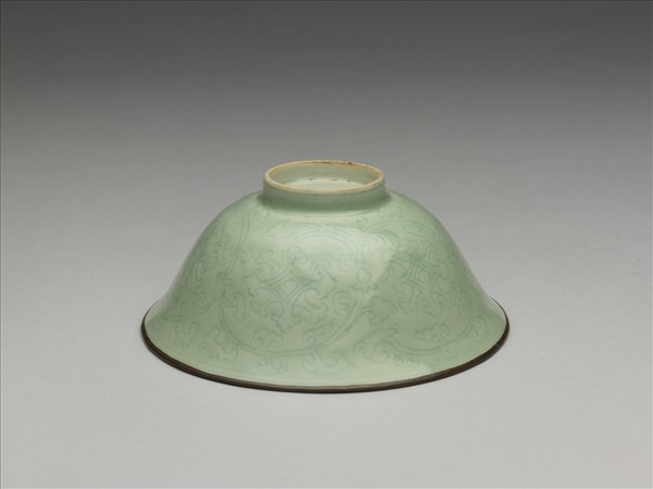 冬青釉花卉紋碗