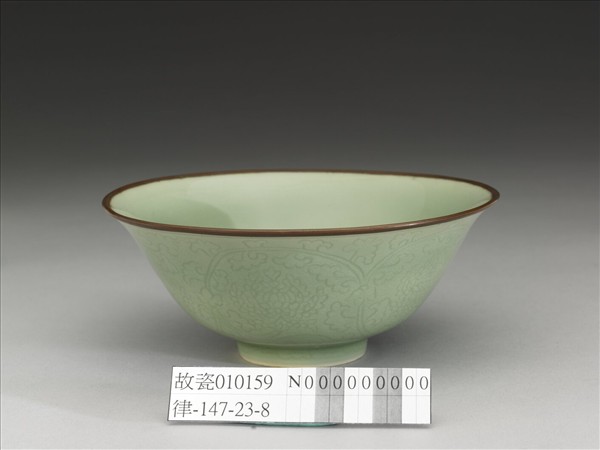 冬青釉花卉紋碗