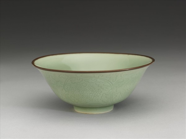 冬青釉花卉紋碗