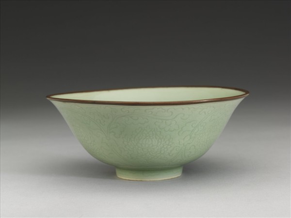 冬青釉花卉紋碗