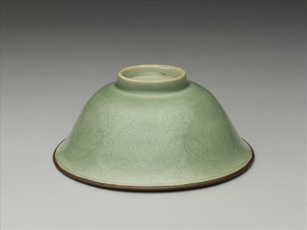 冬青釉花卉紋碗