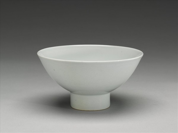 甜白釉番蓮八寶紋高足碗