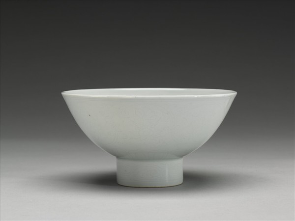 甜白釉番蓮八寶紋高足碗