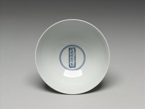 甜白釉番蓮八寶紋高足碗