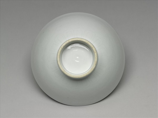 甜白釉番蓮八寶紋高足碗