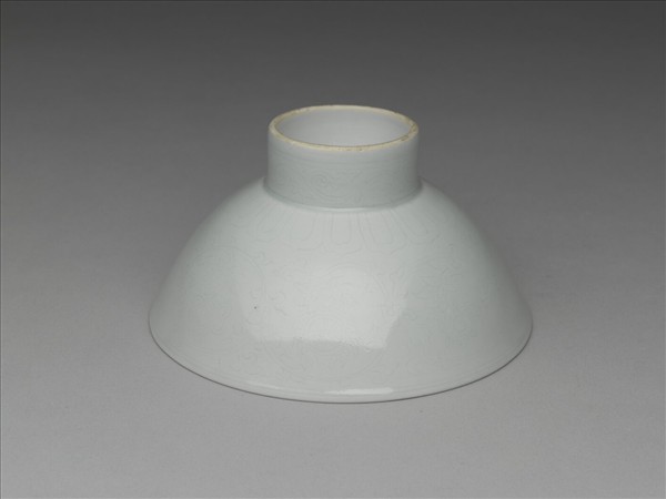 甜白釉番蓮八寶紋高足碗