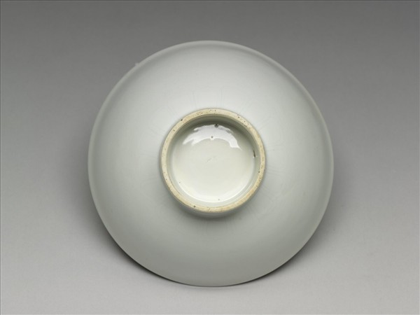 甜白釉番蓮八寶紋高足碗