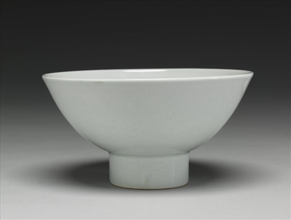 甜白釉番蓮八寶紋高足碗