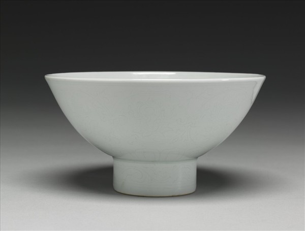 甜白釉番蓮八寶紋高足碗