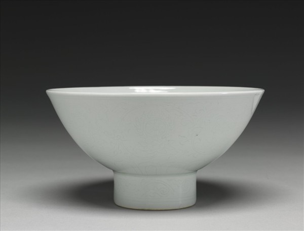 甜白釉番蓮八寶紋高足碗