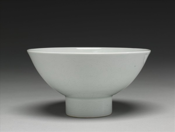 甜白釉番蓮八寶紋高足碗