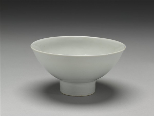 甜白釉番蓮八寶紋高足碗