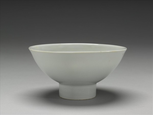 甜白釉番蓮八寶紋高足碗