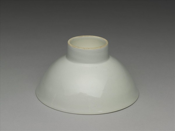 甜白釉番蓮八寶紋高足碗