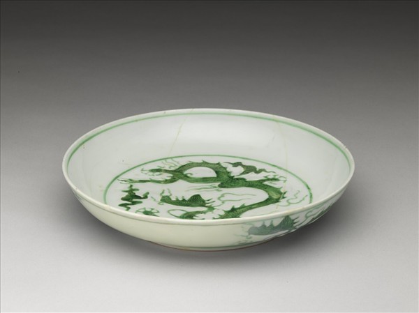 白瓷綠彩雲龍紋盤