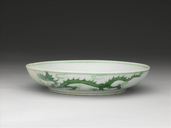 白瓷綠彩雲龍紋盤