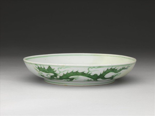 白瓷綠彩雲龍紋盤