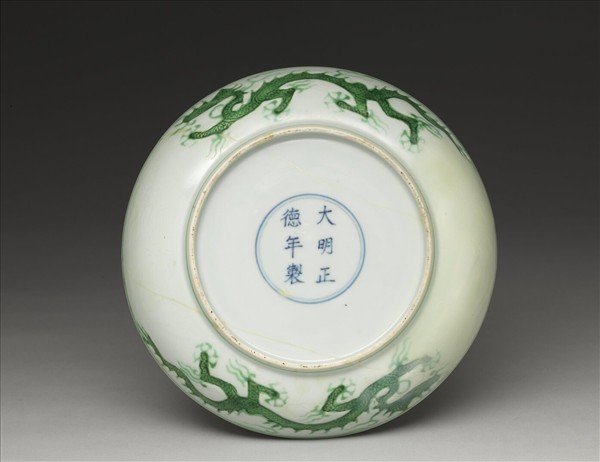 白瓷綠彩雲龍紋盤
