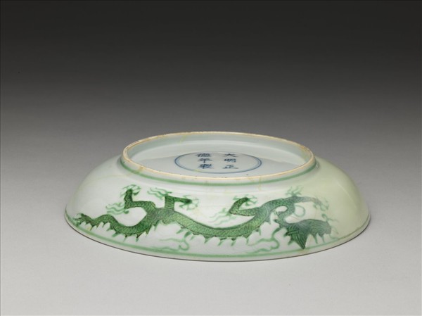 白瓷綠彩雲龍紋盤