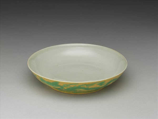 嬌黃綠彩雙龍戲珠紋盤