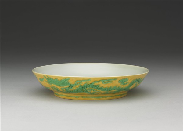 嬌黃綠彩雙龍戲珠紋盤