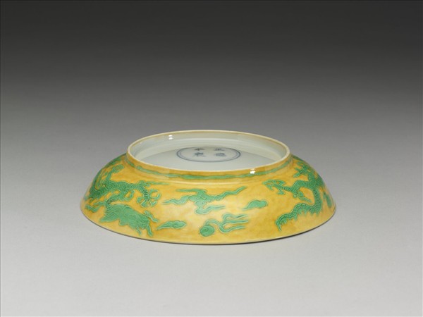 嬌黃綠彩雙龍戲珠紋盤