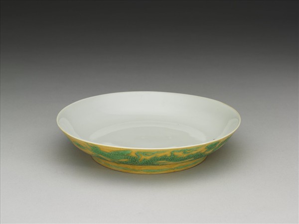 嬌黃綠彩雙龍戲珠紋盤