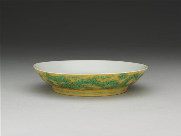 嬌黃綠彩雙龍戲珠紋盤