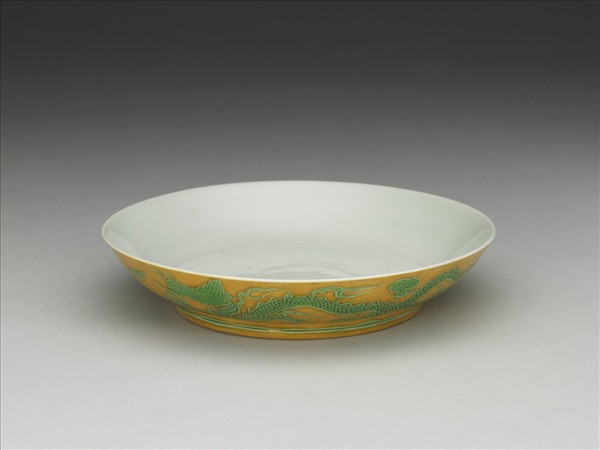 黃釉綠彩雙龍戲珠紋盤
