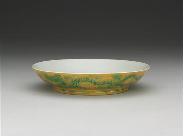 黃釉綠彩雙龍戲珠紋盤